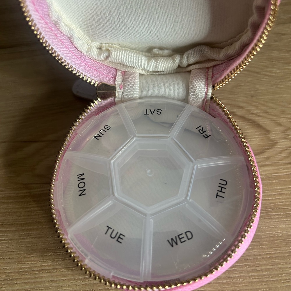 NWOT Francesca’s Floral Medicine/Pill Case - Picture 4 of 4